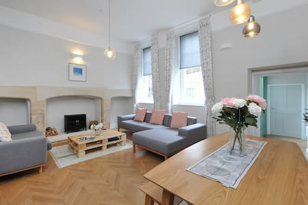 Central & Excellently Presented Georgian Flat