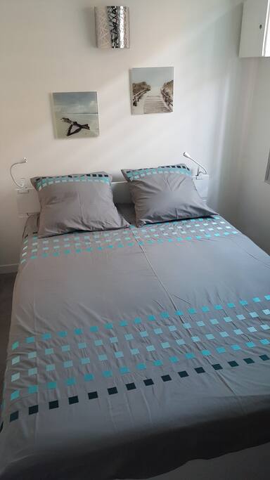 Un chambre avec lit 2 place et placard