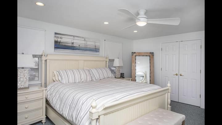 Ghorofa ya 1 King Bedroom na vilele vya bahari