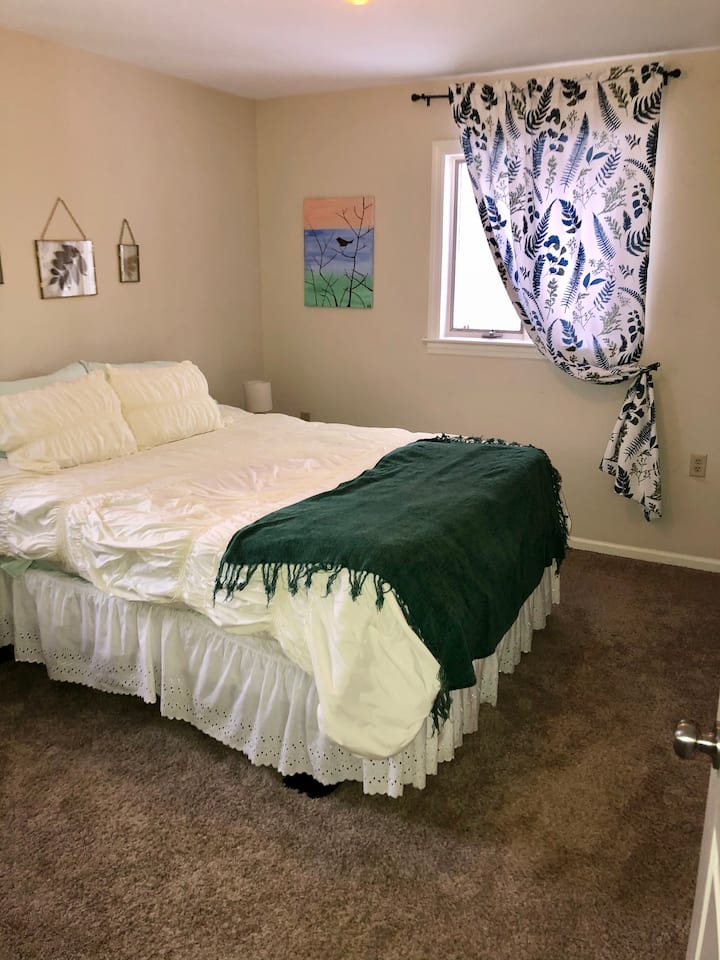 Queen sized bed in bedroom