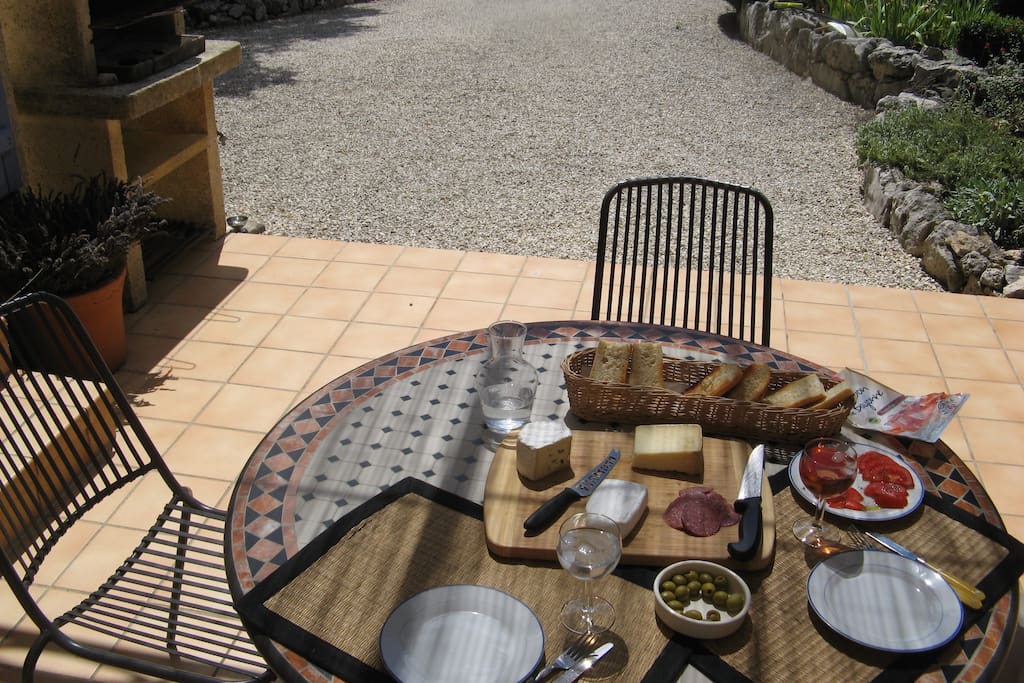 Essplatz auf der offenen Terrasse, windgeschützt und sonnig