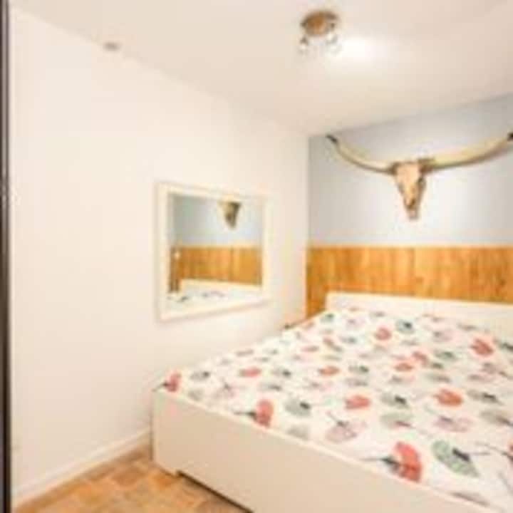 Dhomë gjumi nëntokësore, e ajrosur nga një rrjedhë hyrëse dhe dalëse 