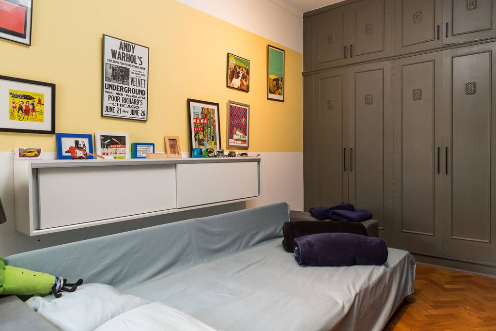 Esse é o seu quarto. Aquele que você reserva aqui.
This is your bedroom, the one you are renting.