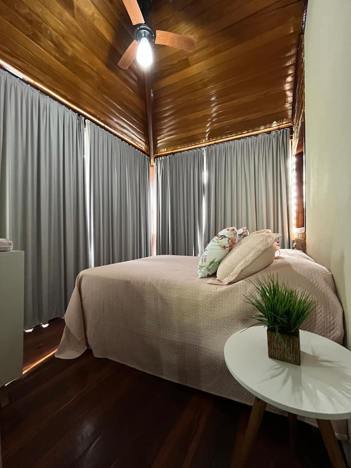 Peta spavaća soba (1• kat) - bračni krevet s oprugama + podijeljena + komoda + staklena zavjesa oko  i zamračena tkanina (ne postaje 100% tamno jer postoji  nekoliko zavjesa zajedno). TO NIJE apartman. 