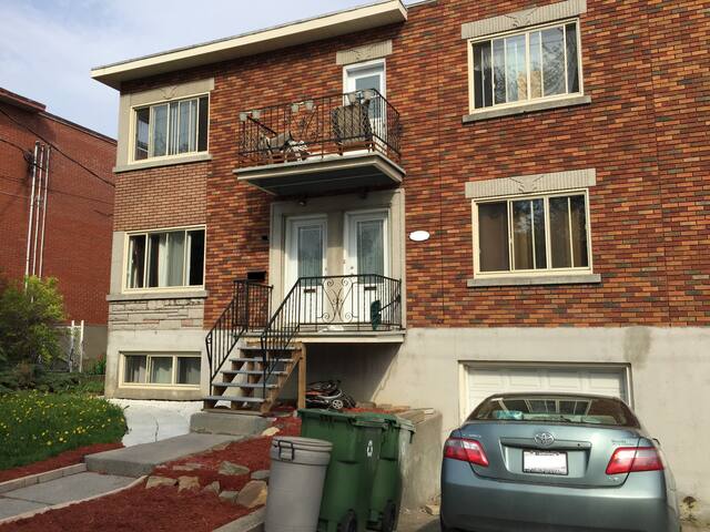 NEWLY RENOVATED 2 1/2 MONTREAL BACHELOR APARTMENT