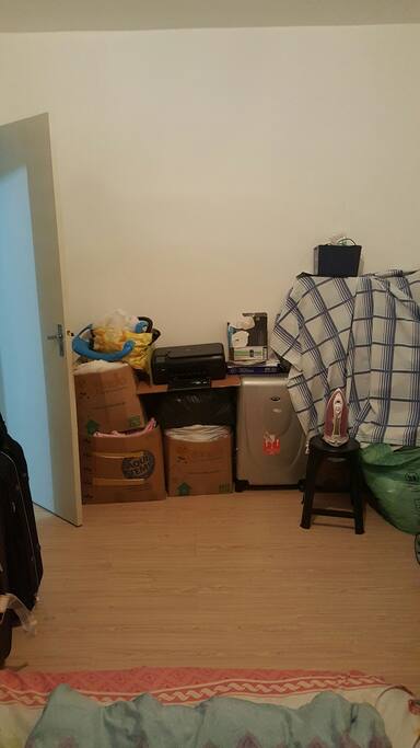 Quarto com algumas coisas dentro, mas nao atrapalha em nada.