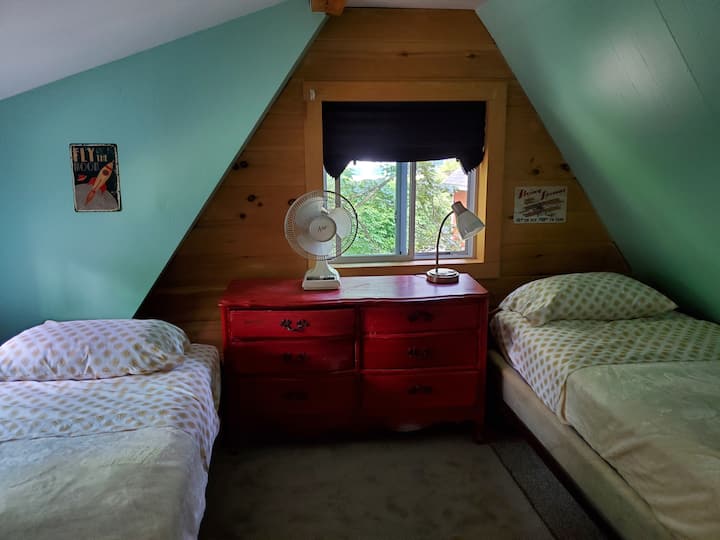 חדר שינה בקומה השנייה עם 2 מיטות יחיד