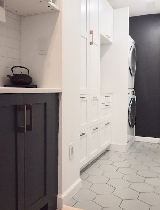 We do live here when we it is not rented, so please respect our privacy (and goods) by not using items in our pantry besides the cleaning supplies (if needed) in the two bottom drawers next to the washer/dryer that are both available for use.