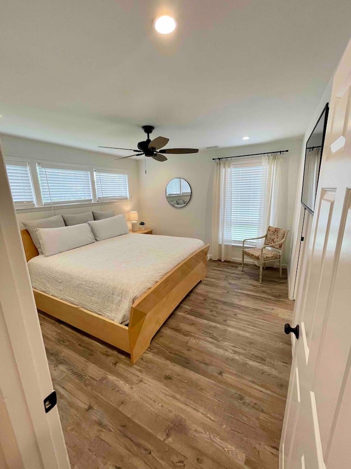 Manželská posteľ, ktorá sa pripája k jack a jill bathrooom.