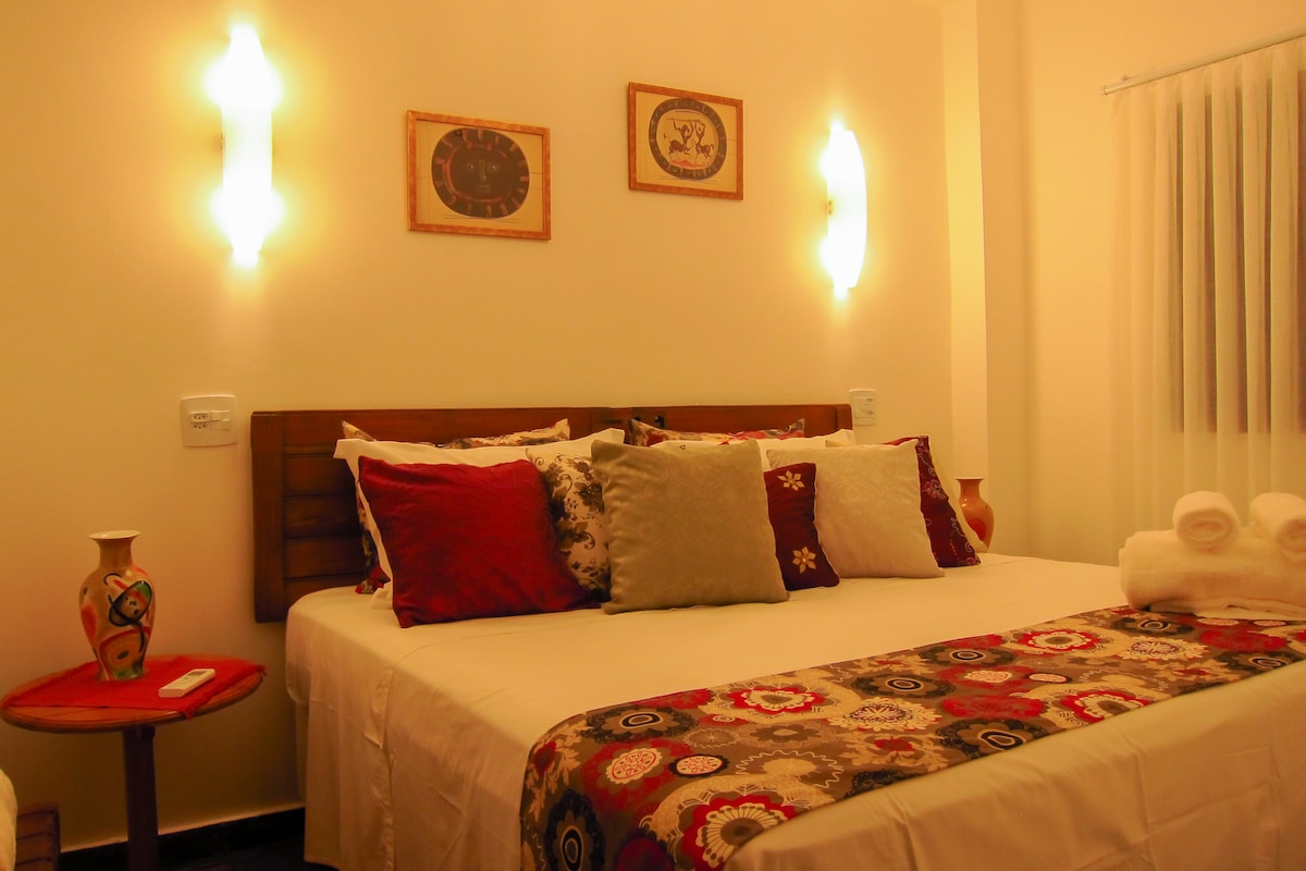 Suita 4: Krevat dopio "queen", me mundësinë për t 'u bërë 2 teke. Ajër i kondicionuar dhe ngrohje. Suita e jashtme e integruar në shtëpi.