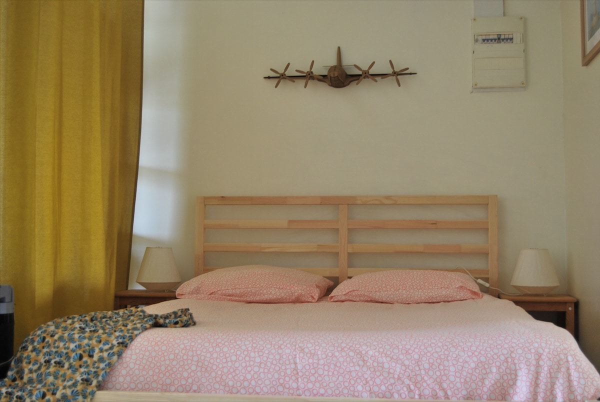 ผ้าม่านช่วยให้คุณมีพื้นที่ห้องนอนของคุณเองเพื่อความเป็นส่วนตัวมากขึ้น...
ผ้าปูที่นอนเสริม (5 ยูโร) สำหรับการเข้าพักระหว่างบ่าย 2 ถึง 3 คืนรวมอยู่ด้วยหากเข้าพัก 4 คืนขึ้นไป 