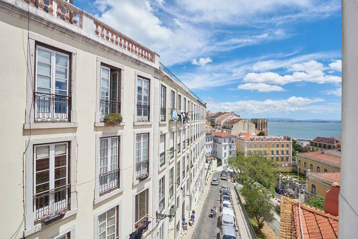 Charming Apartment Castelo. Amazing Lisbon View