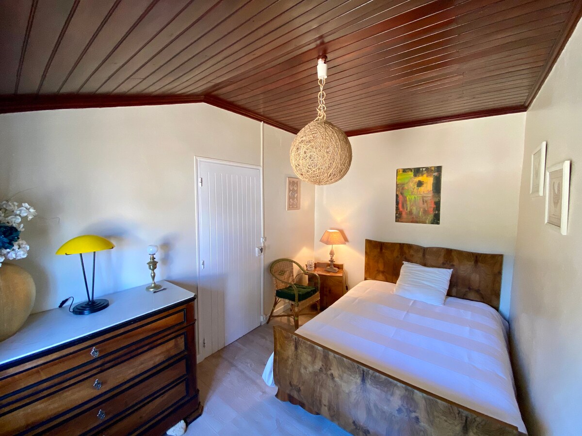 غرفة بسرير مزدوج