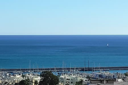 Sea views, Puerto Marina, walking distance beach.