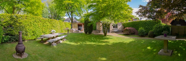 Luxury house, garden + jacuzzi, greenery in heart of city center