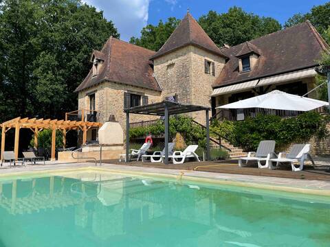 4* Beautiful Family Home with Pool
