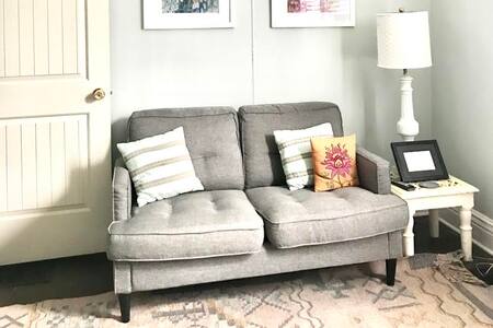 Chic Studio blocks from downtown