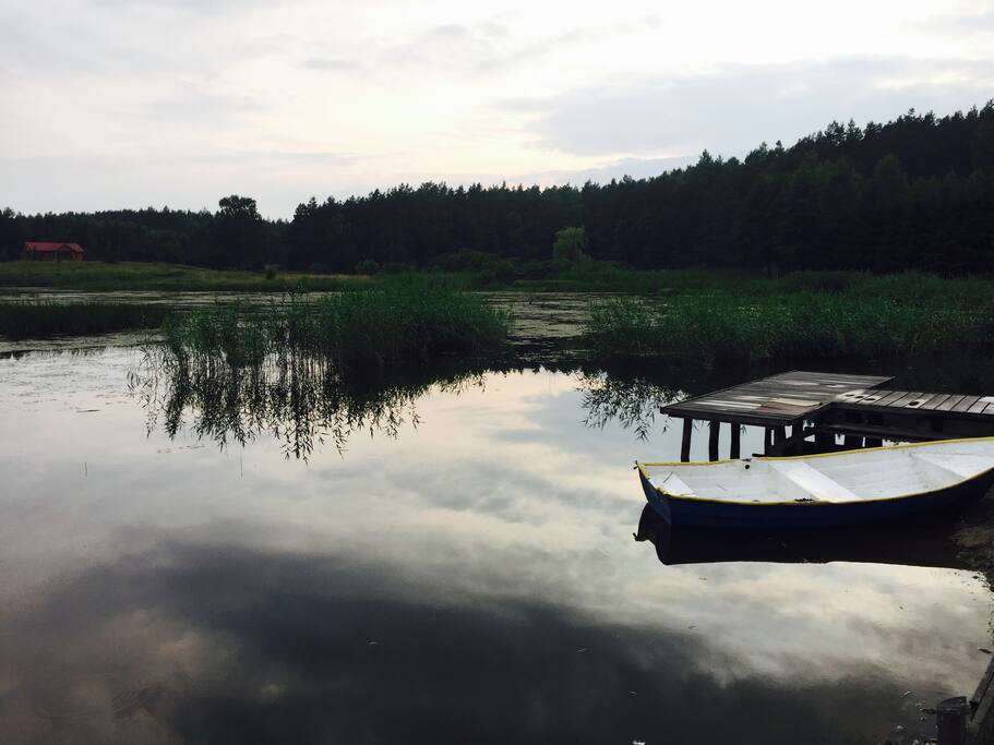 widok na jezioro z domu
