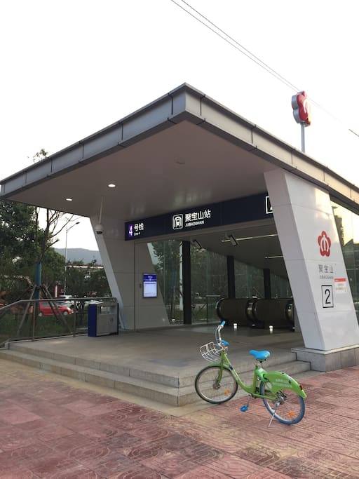 小区门口的地铁四号线聚宝山站