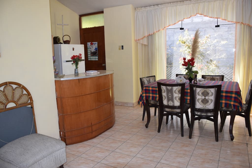 Comedor privado con barra divisoria con la cocina.