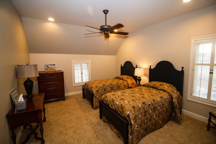 Spálňa na poschodí s oddelenými posteľami 