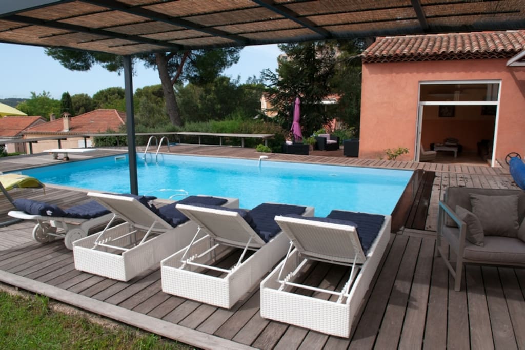La piscine et la terrasse sud