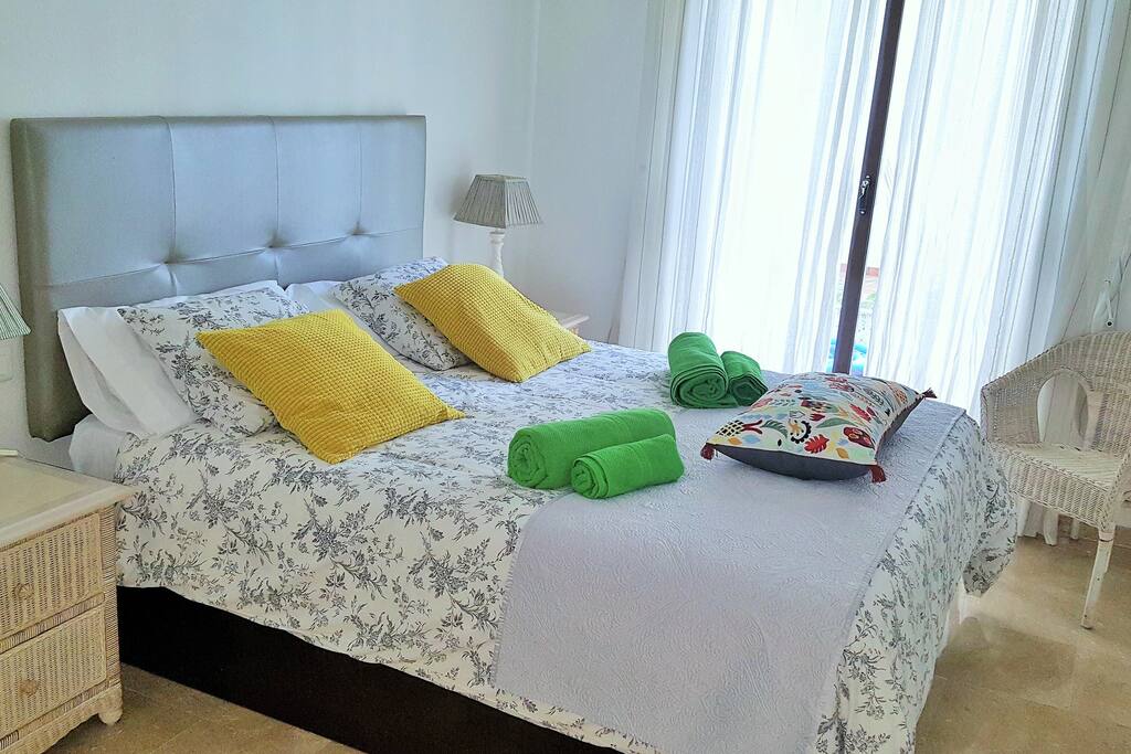 dormitorio con acceso directo a la piscina y terraza