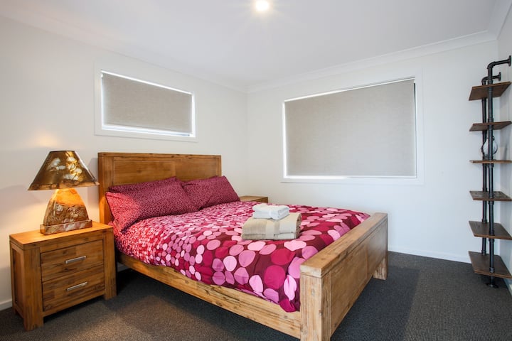 Dormitorio principal con cama tamaño Queen y baño privado.