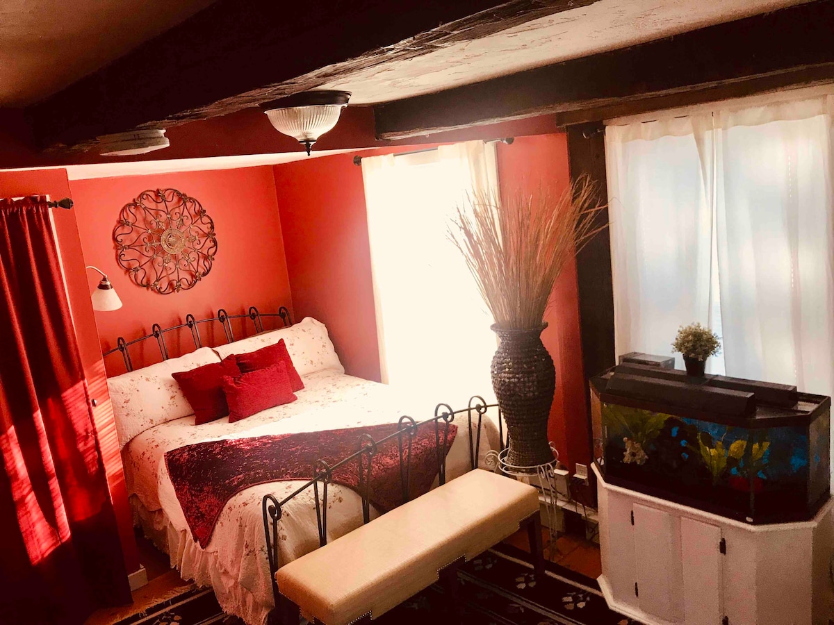 ห้องนอนใหญ่ในช่วงเช้า! (ชั้นล่าง) หันหน้าออกไปทางระเบียงหน้าบ้าน 