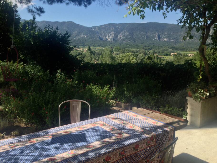 vue de la terrasse sur le Luberon