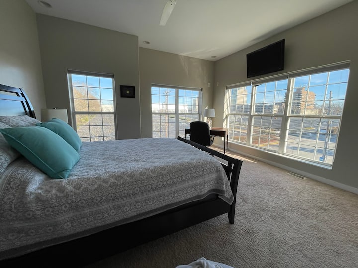 ห้องเตียงใหญ่มีวิวที่ดีที่สุดของเมืองที่มีหน้าต่างสูง 6 ฟุต 6 ฟุต!