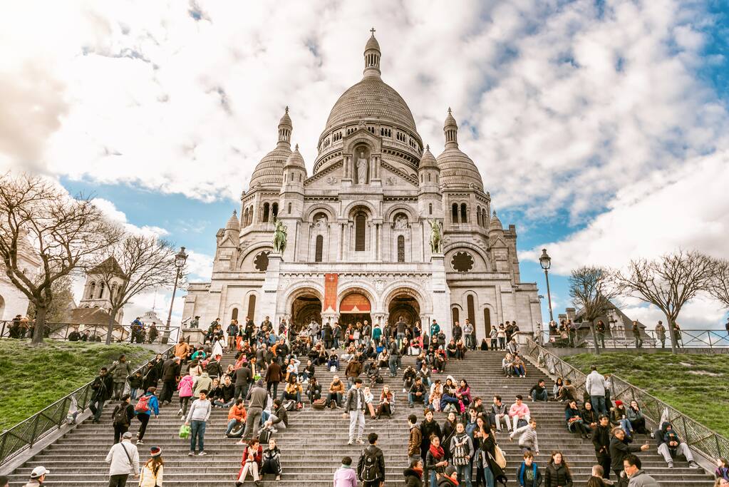 People on the stairs of Sacré Coeur Church (5 mn from the Apartment)