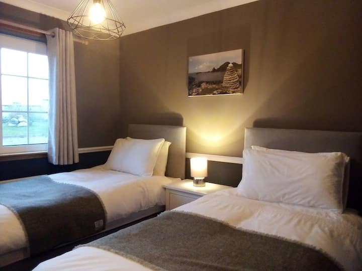 tweede slaapkamer met twee eenpersoonsbedden
