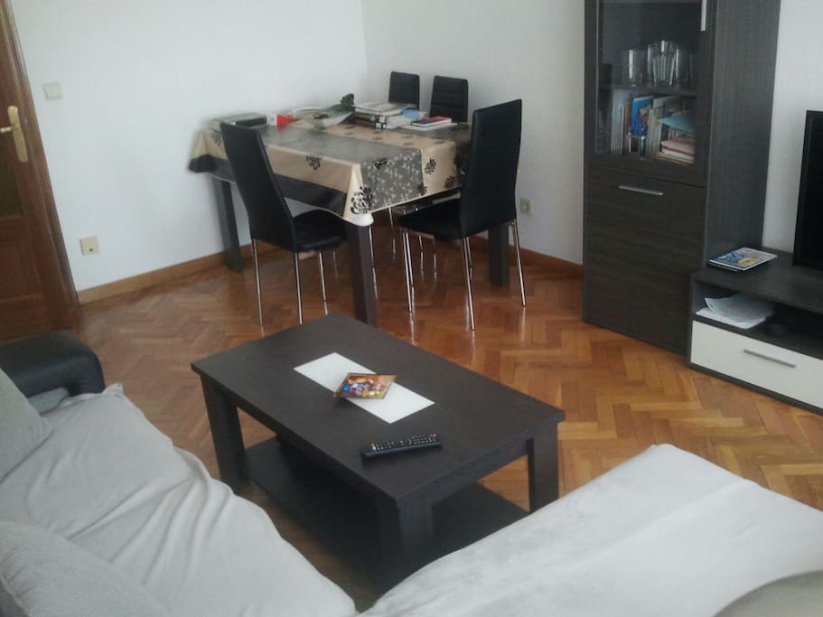 Salón espacioso con suelo parquet. Ideal para jugar a juegos de mesa :)