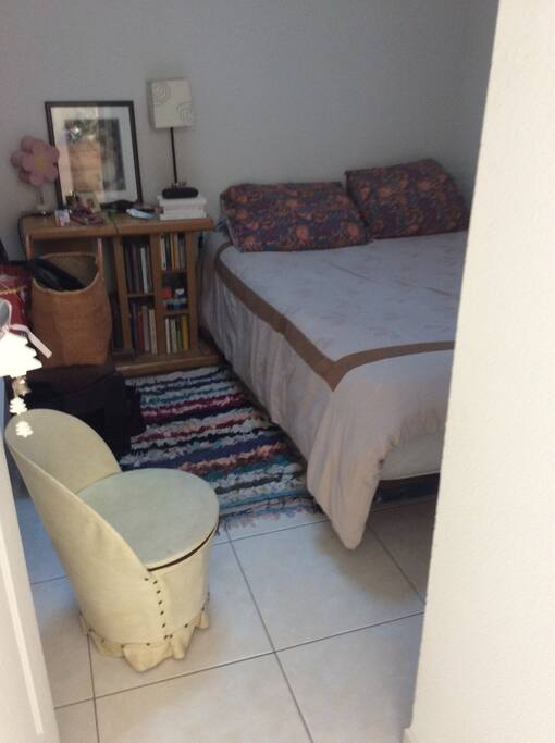 Chambre chaleureuse avec volet electrique