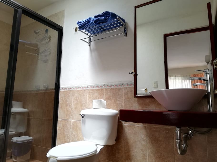 baño completo del dormitorio 1
