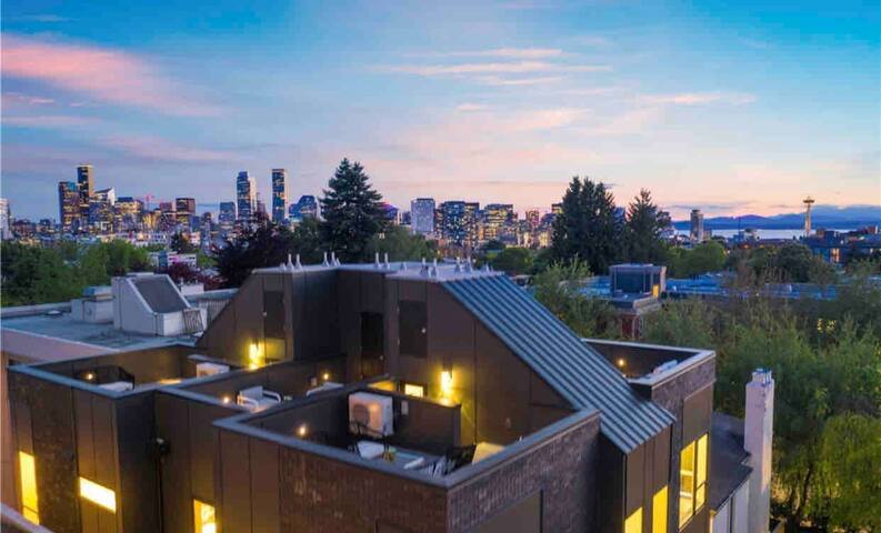Duplex 4 BR With Rooftop views of Space Needle gallery image 4