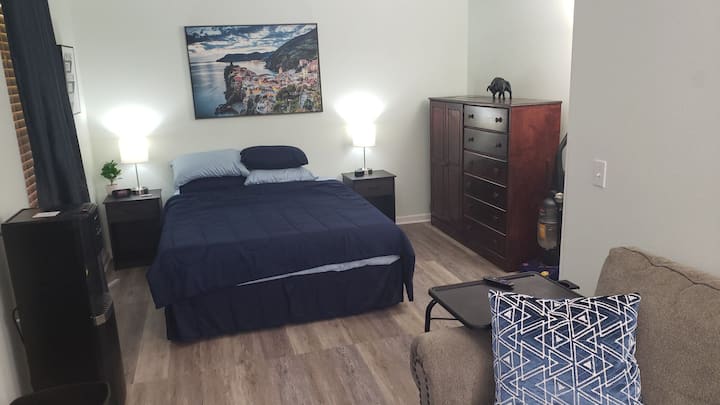 Kitanda chenye ukubwa wa Malkia, Armoire kubwa, taa za kubadilisha rangi, mashine nyeupe ya kelele, kifaa cha kutoa maji na saa ya kengele ya kidijitali. 