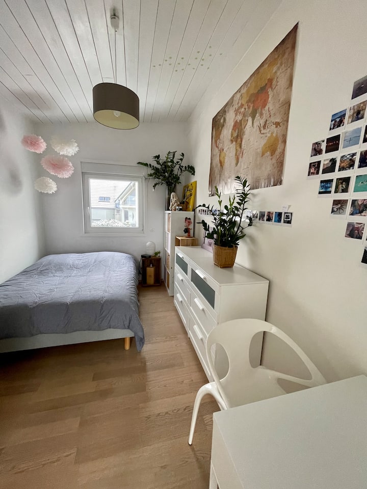 Spavaća soba 3 nalazi se na katu.
1 bračni krevet 140 x 190 cm
1 radni stol i stolica
2 komode s po 3 ladice za odlaganje