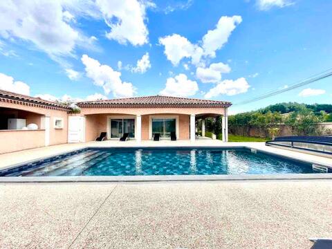 Private swimming pool & jacuzzi magnificent