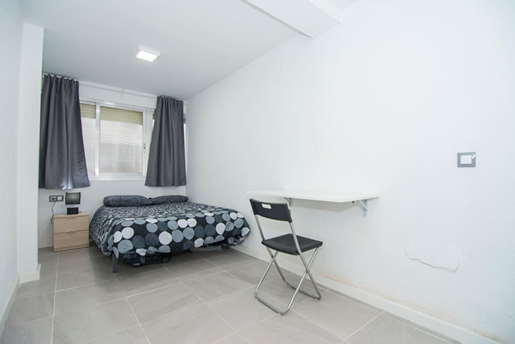 Habitación con cama de matrimonio, muy amplia, cuenta con armario, escritorio, mesita y su propia llave.