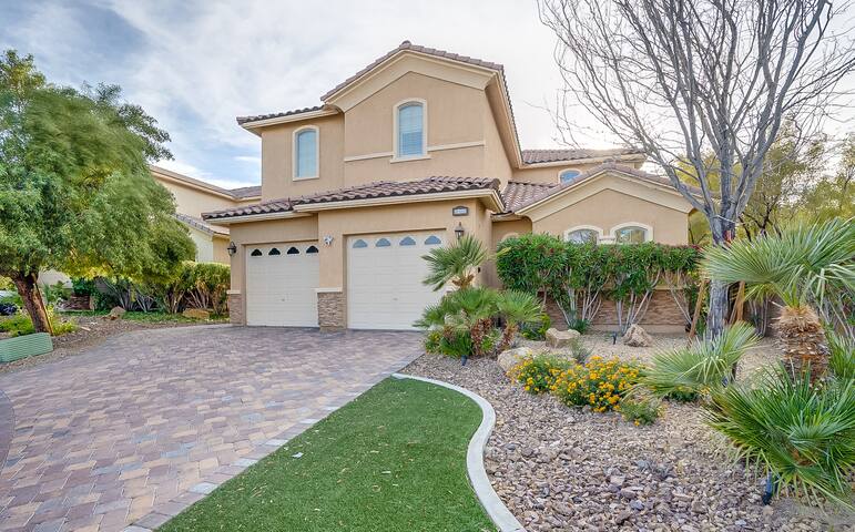 Luxury 3 Bed | 3.5 Bath | Sparkling Heated Pool gallery image 4