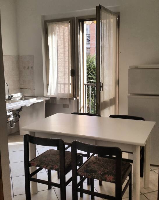 cucina semplice e luminosa