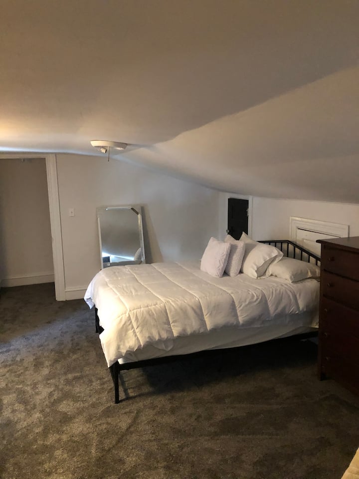 Attic bunk room!
1 queen and 2 twin beds