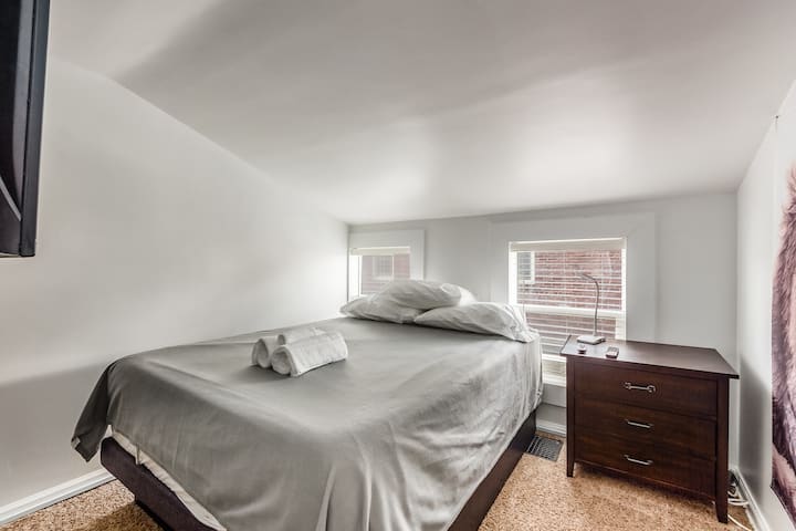 Même la plus petite chambre de la maison dispose de sa propre télévision et d'un lit Queen Size.