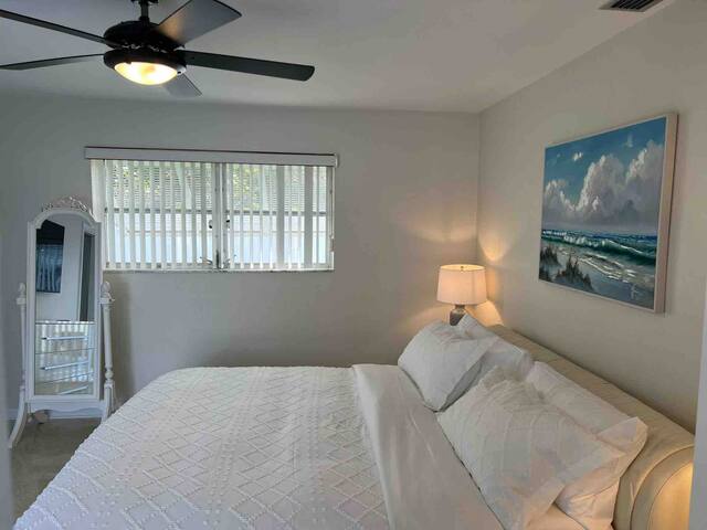 Paradise Waterfront-Jacuzzi-heated Pool-familyhome gallery image 2