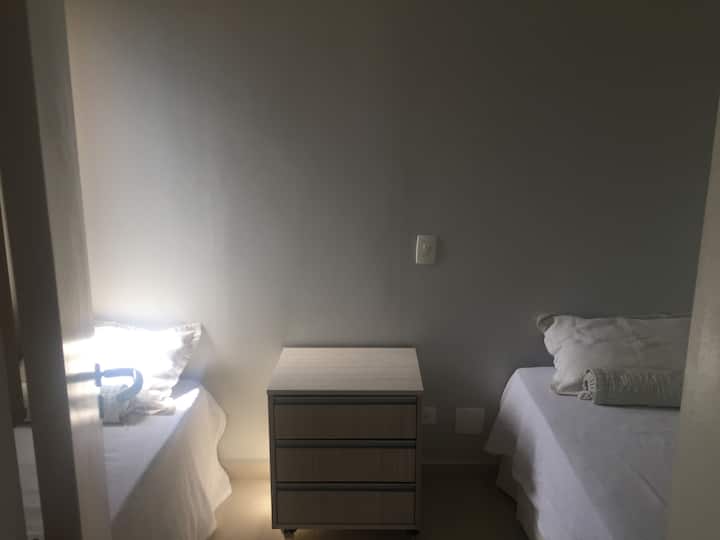 חדר שינה 3 - מיטת יחיד + 2 מזרני יחיד, שולחן ליד המיטה, ארון ומיזוג אוויר.