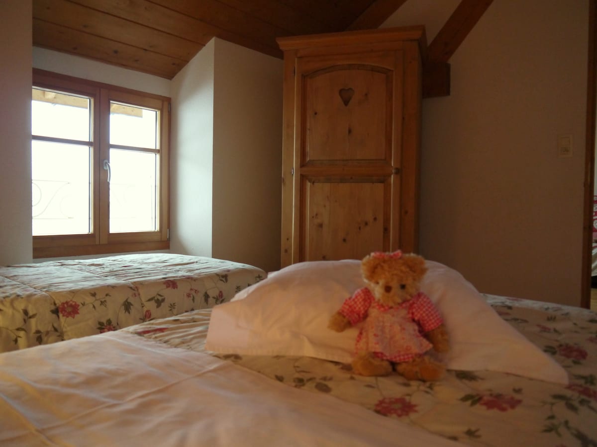 Соба на 4 ката: 2 кревета со димензии 90x200 модуларна