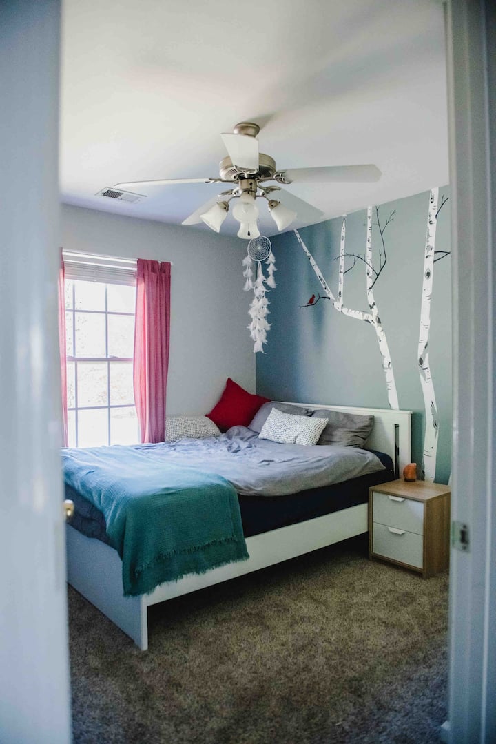 Dormitorio de arriba n.º1 
cama tamaño queen