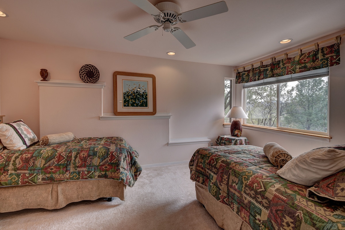 4 - та спалня с две единични легла - обърнете внимание на вентилатора на тавана
